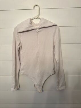 Good American Ribbed Zip-Front Long Sleeve Bodysuit in Pale Pink